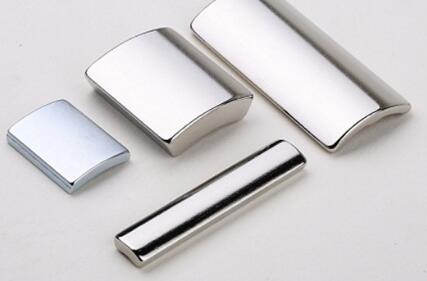 電機內部的磁鐵有弧形和方形，它們之間有什么區別?